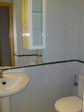 Toilettes dans la chambre.