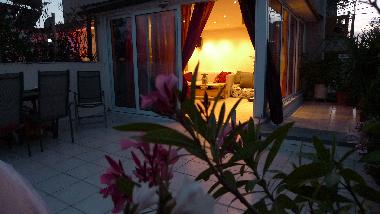vue depuis la veranda sur le lit (canape lit)