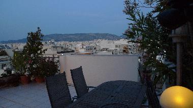 veranda et vue sur montagne, au dessus de laquelle magnifiques levers de lune
