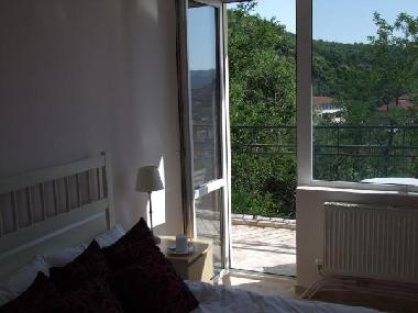 chambre double et balcon avec vue sur la ville Veliko Tarnovo