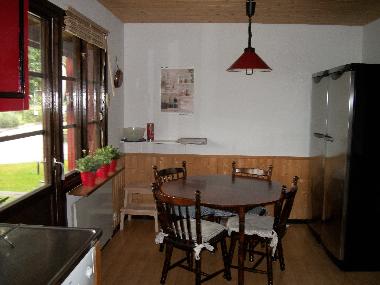 cuisine: zone � manger et porte terrasse