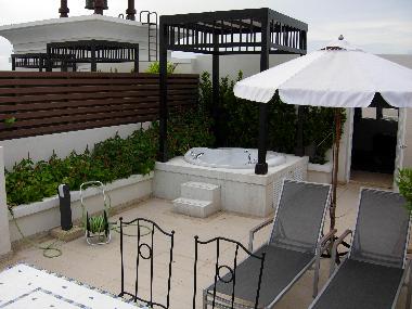 Terrasse sur le toit avec jacuzzi, salle � manger et bain de soleil