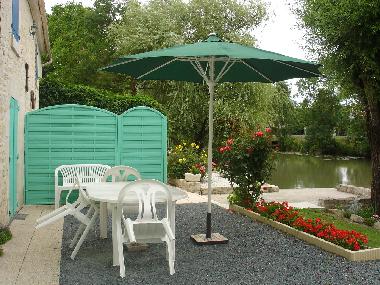 Terrasse et salon de jardin donnant sur la rivire