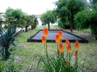 Terrain de boules et jardin