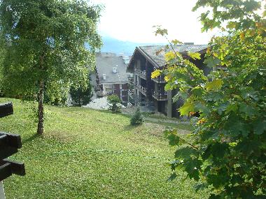 Chemin p�destre pour village et commerces (3 minutes) Vue du balcon