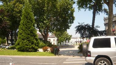 Vue de la Place de la Fontaine, situ  20m du gite, juste en face du Thtre SALMANAZAR, avec juste