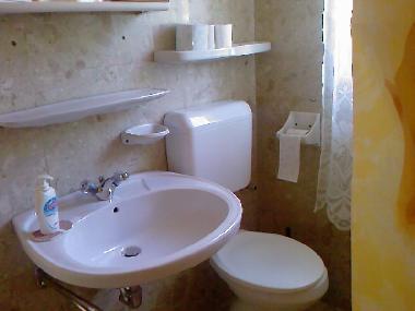 2 Salle de bains avec la baignoire, WC  Kompl.