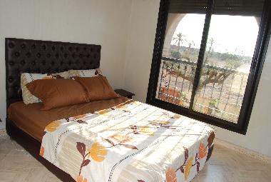 Une chambre parentale avec un lit double, vue panoramique sur le golf,