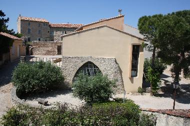 vue du premier �tage sur le vieux village, le chateau et la Mairie