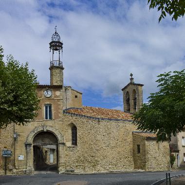 Entr�e du village par sa porte fortifi�e
