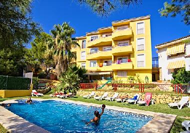 Piscine dans le jardin