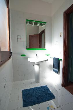 LE SALE DE BAIN AVEC DOUCHE AU REZ DE CHAUSS�E