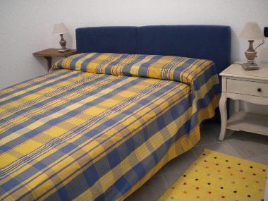 chambre  coucher avec grand lit