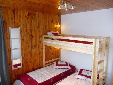 chambre 3 couchages individuelles ou 1 double grand lit + 1 couchage au dessus