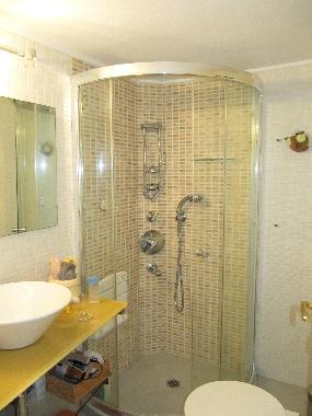 Salle des bains avec douche a hydromassage