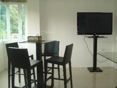 TABLE APERO ECRAN PLAT