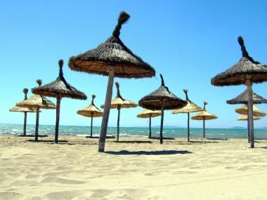 La plage de sable � proximit�. ...