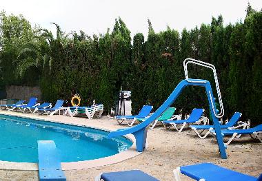 Piscine avec toboggan