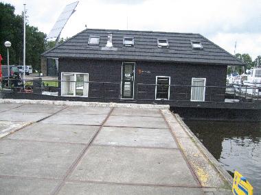 Bateau �/en/au Offingawier/Sneek (Friesland)ou appartement ou maison de vacances