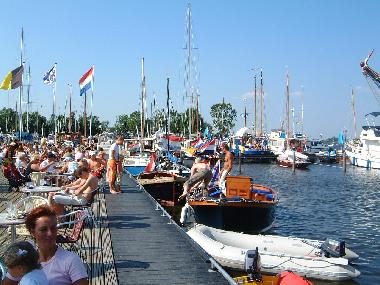 Bateau �/en/au Offingawier/Sneek (Friesland)ou appartement ou maison de vacances