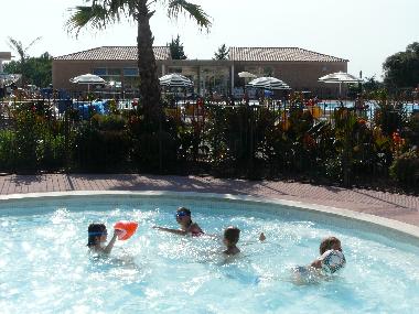 Pataugeoire pour enfant,piscine derri�re