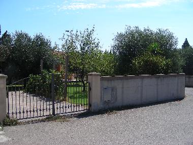  recinzione con cancello e parcheggio interno