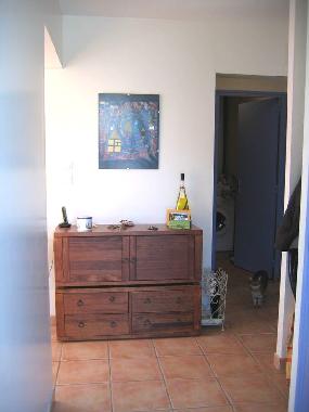 Entr�e de la maison : juste � droite, les toilettes et un vestiaire, � droite les chambres, au fond 