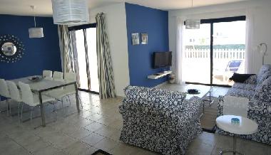 salle de sjour avec les portes de sortie sur la terrasse