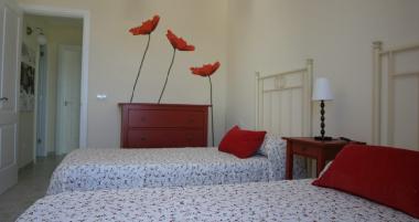 une autre image de la chambre  deux lits