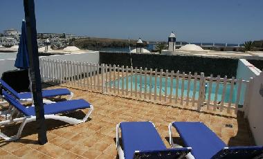 piscine et terrasse avec vue sur la mer