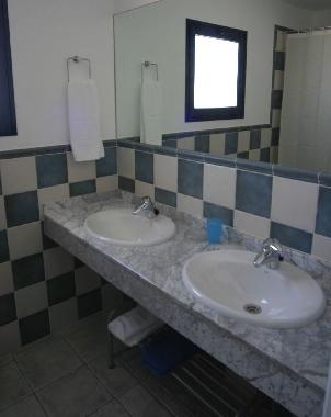 salle de bains principale avec double vasque