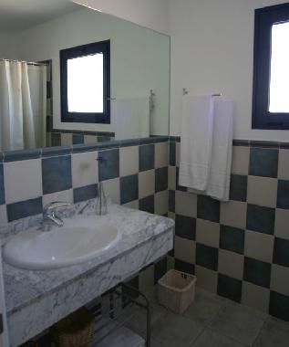 deuxime salle de bains avec douche