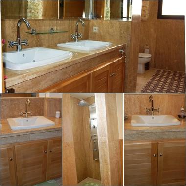 3 salles de bains. 1 avec baignoire jacuzzi, 1 avec douche de massage