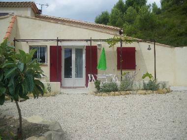 Maison de vacances �/en/au AURONS (Bouches-du-Rh�ne)ou appartement ou maison de vacances