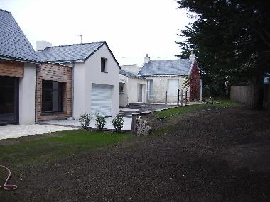 Deuxieme partie de la maison (plein sud, avant que la pelouse ne pousse)