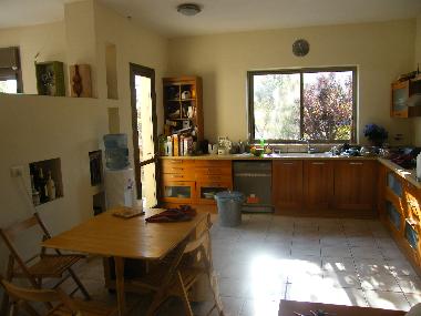 La cuisine avec sortie au jardin (a gauche)