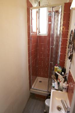 small bathroom but a great shower with a big "pomme de douche", very pleasant