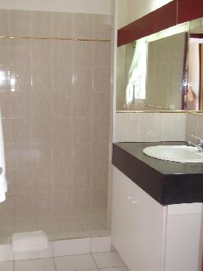 La salle de bains, simple et spacieuse.