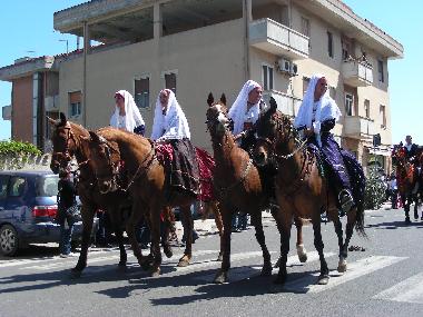 Muravera "Sagra degli agrumi": Sfilata di costumi di tutta la Sardegna. Seconda domenica di aprile