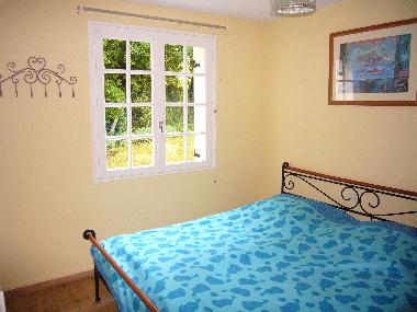 Chambre au rez de chauss�e-donnant sur le jardin et la terrasse derri�re la maison