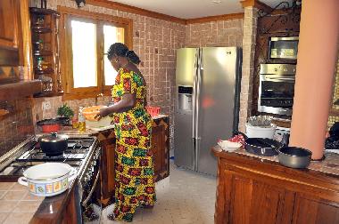 CUISINE SUPER EQUIPEE ET SA CUISINIERE PASCALINE