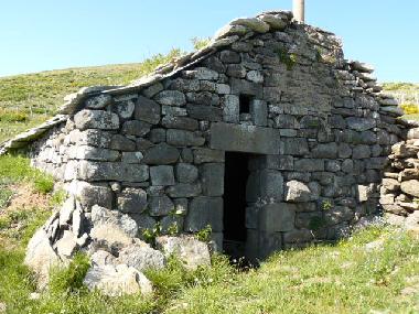 Maison de vacances /en/au YTRAC (Cantal)ou appartement ou maison de vacances