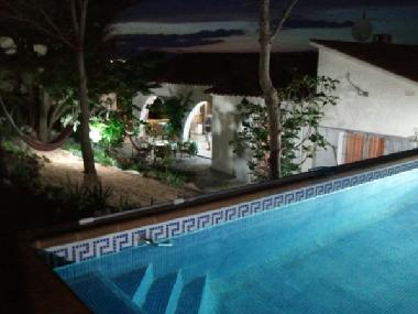 Jardin et piscine de nuit