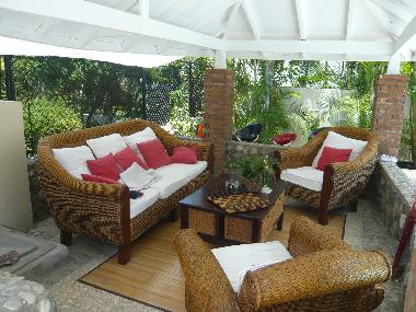 lounge bar � c�t� de votre piscine, les boissons sont servis!