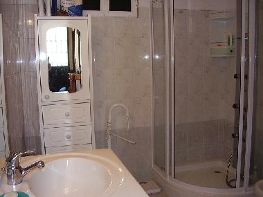 Salle de bain avec douche