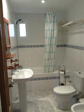 salle de bain avec baignoire