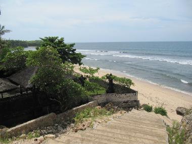 BALANGAN BEACH ET SON TEMPLE SUR LA GAUCHE