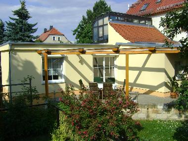 terrasse ensoleille donnant sur le jardin