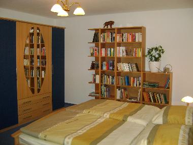 Chambre  coucher avec une petite bibliothque