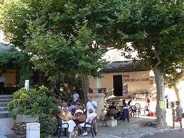 Le bar du village